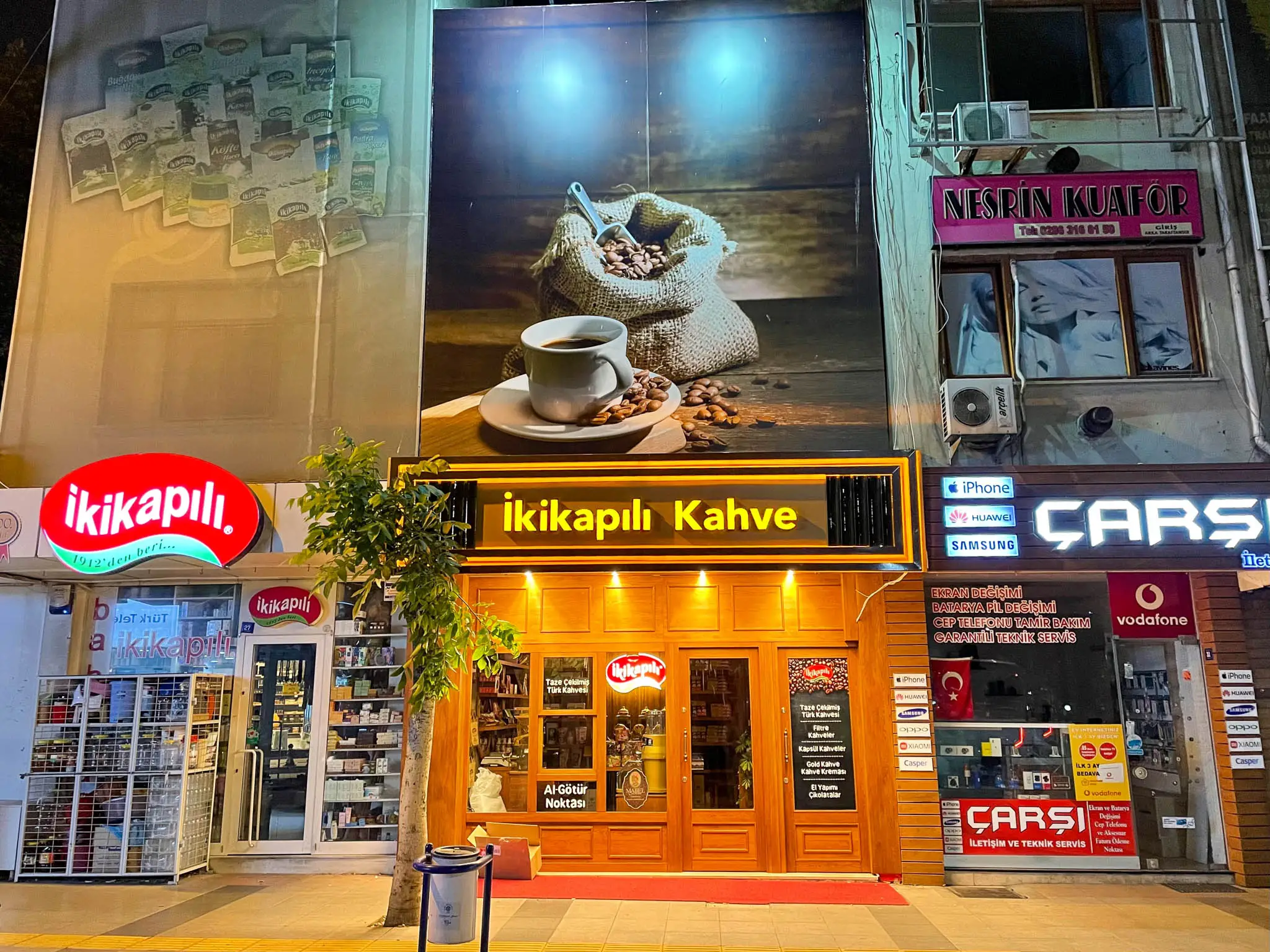 İki Kapılı Baharat ve Kahve Dükkanı